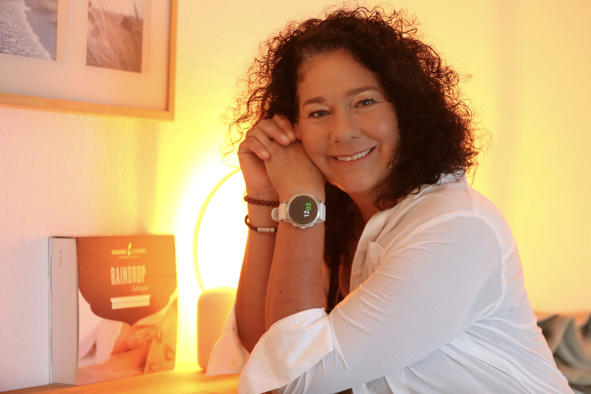 Tanja Koch, Physiotherapeutin und Heilpraktikerin in Pfaffenhofen, sitzt lächelnd mit aufgestützten Händen in ihrer Praxis.