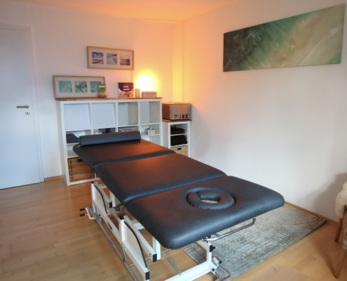 Heller Behandlungsraum mit Therapieliege in der Praxis für Physiotherapie und Naturheilkunde Tanja Koch in Pfaffenhofen